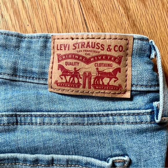 Levi’s- 711 Skinny Jeans, Light Wash Size 32 with Distressing - Picture 5 of 6